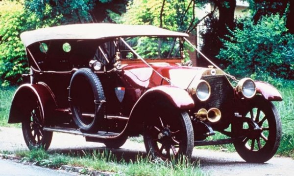 Когато става въпрос за италиански автомобилни изобретения, името Lancia се появява още през 1913 г. с първата бордова електрическа система, монтирана на сериен автомобил. Това става на Lancia Theta. Тя е първата кола, която може да разчита на  клаксон и преди всичко на фарове. Захранвани са от 6-волтова електрическа система. Произведен в 1696 екземпляра, автомобилът се задвижва от двигател, наследен от предишната Lancia Eta, но с увеличен работен обем от 4084 на 4 940 кубика за 70 к.с. мощност и скорост от 120 км/ч. 


